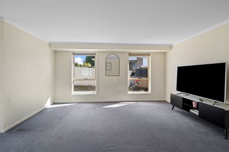 Modern Family Home - Photo 3