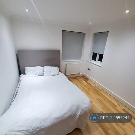 1 bedroom in a flat share to rent - Photo 1