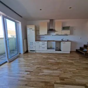 Dachgeschosswohnung auf 3 Ebenen mit Balkon, Terrasse & Dachterrasse! - Photo 2