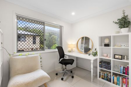 Spacious Family Living in the Heart of Oxenford - Ideal Location with Modern Comforts! - Photo 5