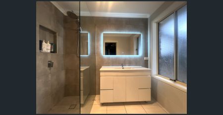 Beautifully Updated 4-Bedroom Family Home in Prime Northfield Location! - Photo 5