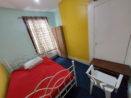 3 Bed Terraced House, Keppel Road, E6 - Photo 4