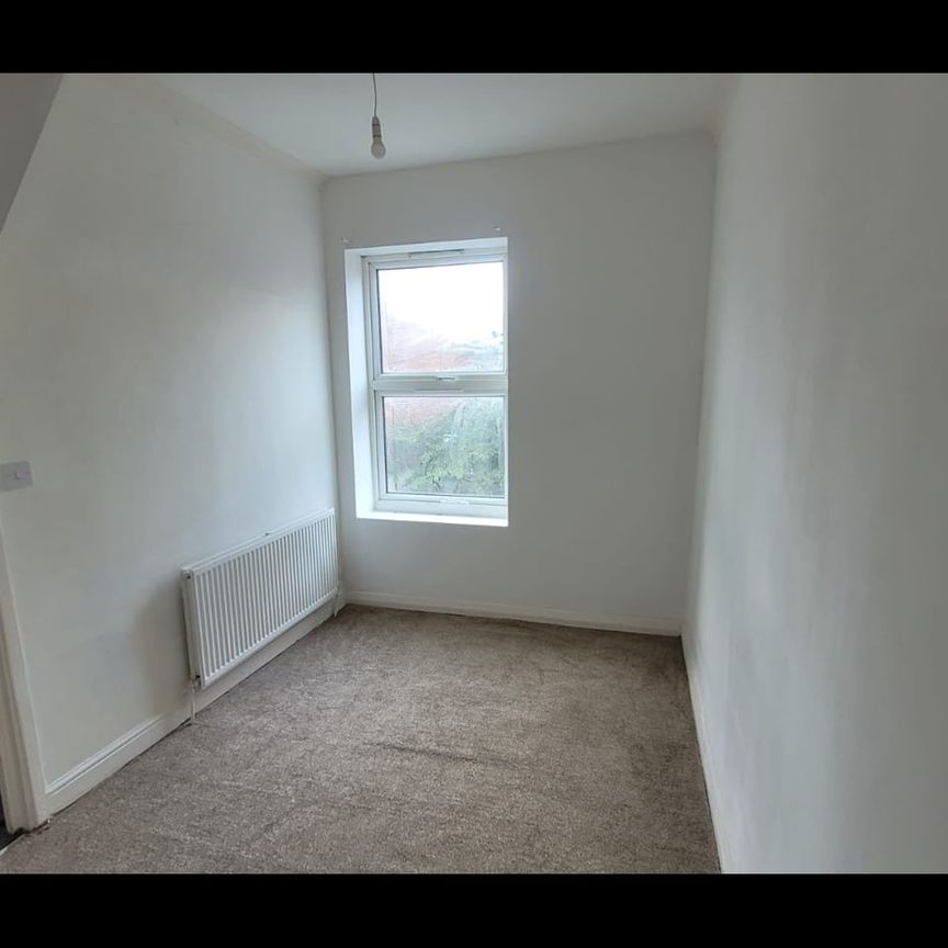 2 Bed End Terrace, Kelsall Terrace, LS6 - Photo 1