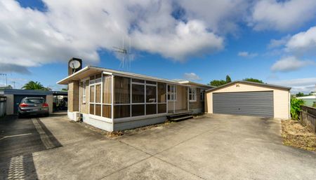 Three Bedroom Family Home - Photo 3