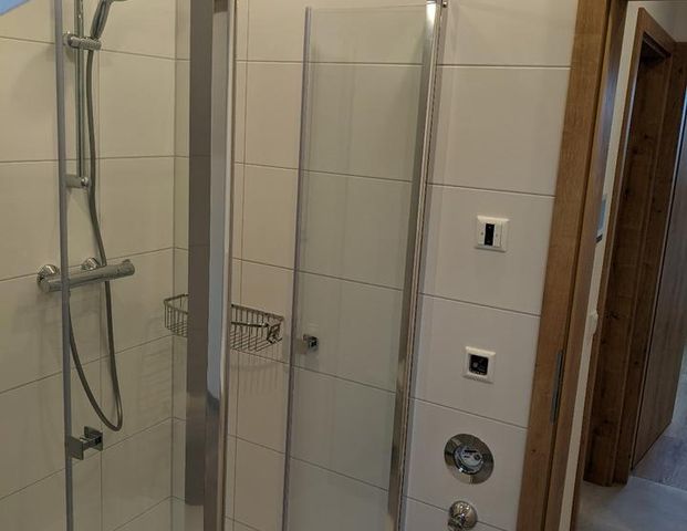 Exklusive 3-Zimmer-DG-Wohn. Kernsaniert, Smart Home & Wallbox - Photo 1