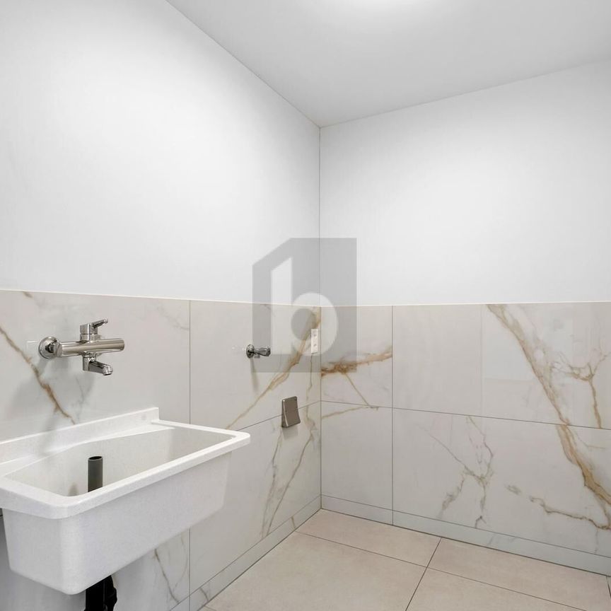 ROYALTY LIVES IN THE CASTLE - Foto 1