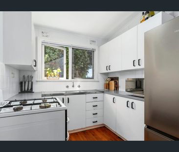 Prime Location Perfect for Family's or Couples - Photo 6