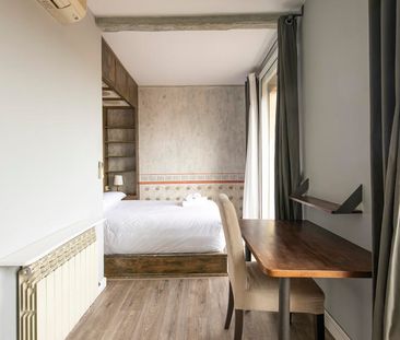 Stylish One Bedroom Apartment by the Beach, with Incredible Sea Views - Photo 1