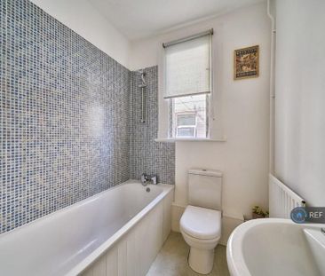 1 bedroom in a flat share to rent - Photo 5