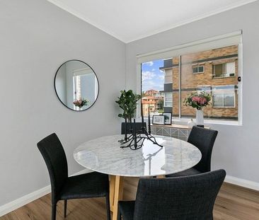 Sun Filled 2 Bedroom Apartment - Photo 2