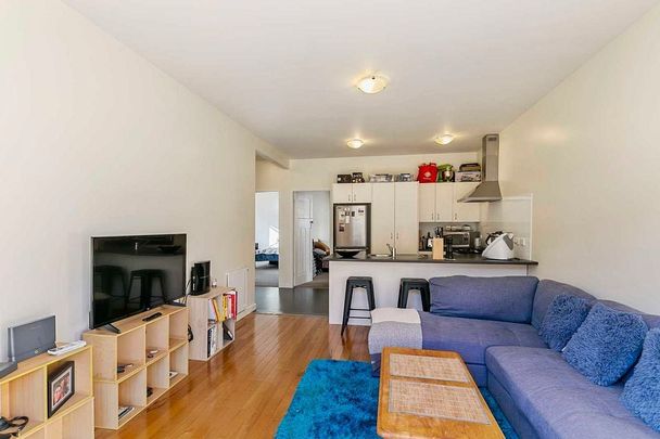 Spacious Sunny home in Lyall Bay - Photo 1