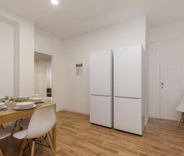 Large room with private balcony in calle Balmes - Photo 5