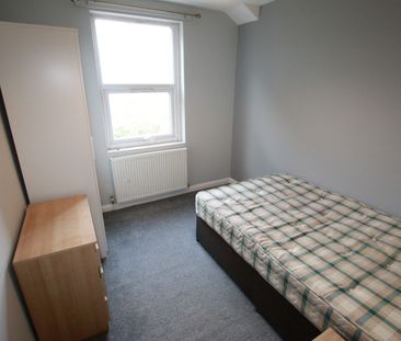 6 Bed Terraced House, Grange Avenue, RG6 - Photo 6