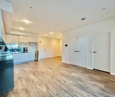 Ground floor unit with backyard - Photo 2