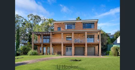 Spacious Family Home with Stunning Lake Views - Photo 2