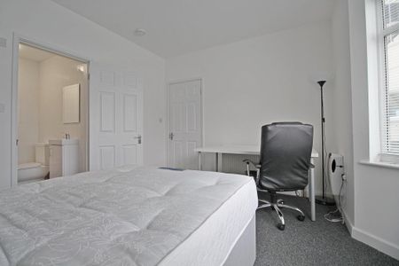 1 bedroom in a flat share to rent - Photo 4
