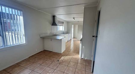 mangere east - Photo 4