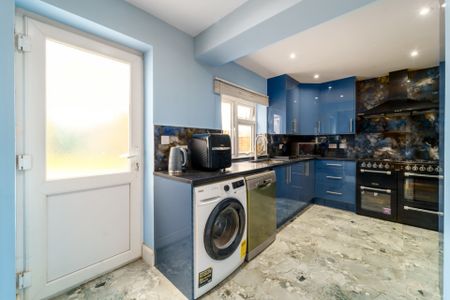4 bedroom Semi-detached house to rent - Photo 5