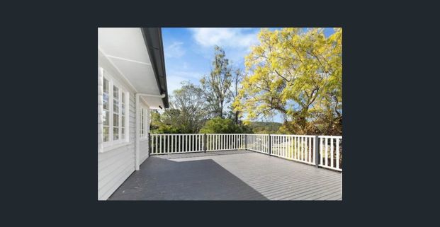 Conveniently located near schools, shopping centre and public transport - Photo 1