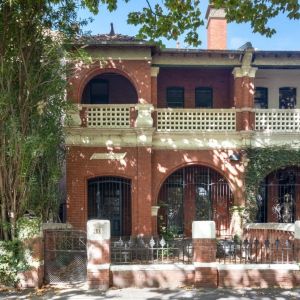 Victorian Terrace with Grandeur and Style - Photo 3