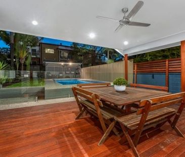 Three Bedroom Home with Swimming Pool! - Photo 4