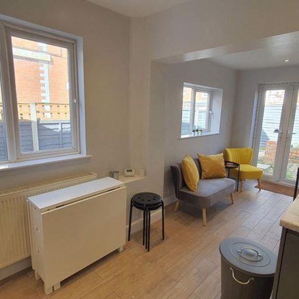 1 bedroom in a house share to rent - Photo 1