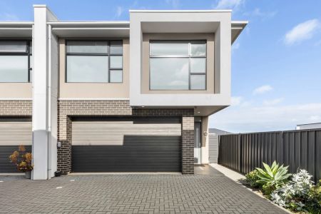 Contemporary three bedroom home in popular locale - Photo 3