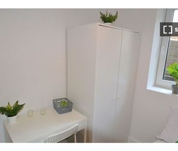 Room for rent in 4-bedroom apartment in Drimnagh, Dublin - Photo 6