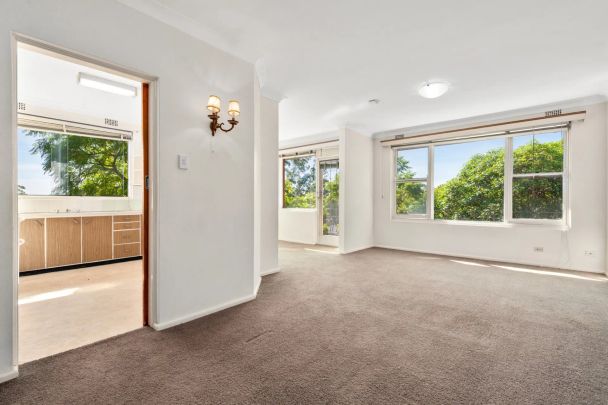 Top floor, oversized two bedroom apartment - Photo 1