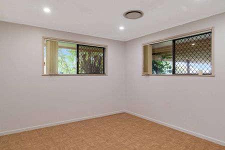 Spacious Family Home! - Photo 4