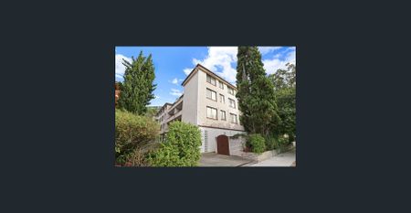 Lovely Two Bedroom Apartment in Prime Kensington Location - Photo 2