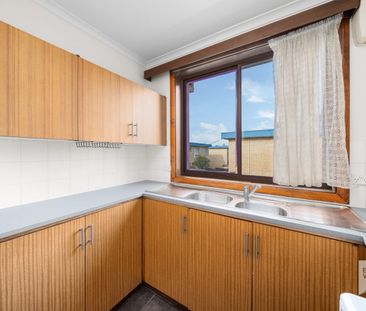 Freshly Renovated Warm Sunny 2 Bedroom Unit - Photo 5