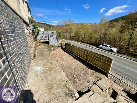 4 bedroom semi-detached house to rent - Photo 2