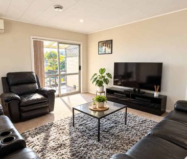 Comfortable 3 Bedroom Home in Clover Park - Photo 2