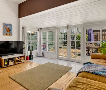 25 Little Gold Street, Brunswick VIC 3056 - House For Rent | Domain - Photo 6