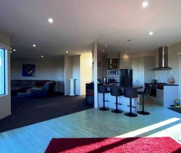 Designed for large-scale living and entertaining - Photo 5