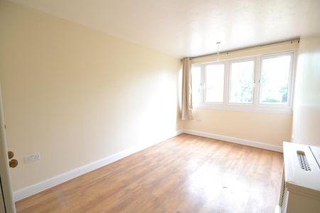 1 bedroom in a flat share to rent - Photo 2