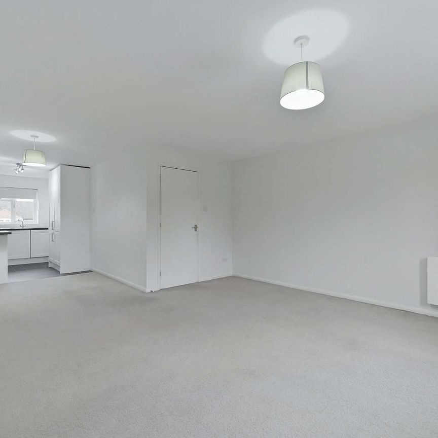 A spacious two-bedroom duplex, conveniently located with a parking space - Photo 1