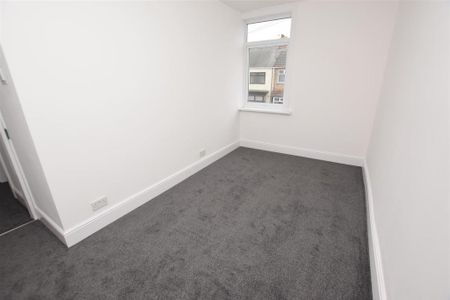 3 bedroom flat to rent - Photo 4