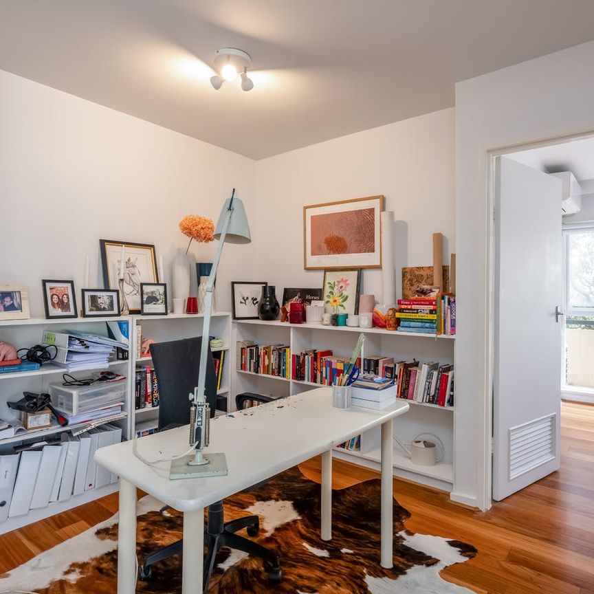 Stylish One-Bedroom Apartment in Prime Carlton North Location - Water Bill Included! - Photo 1