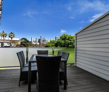 3bedroom, 2bathroom townhouse, private backyard - Photo 3