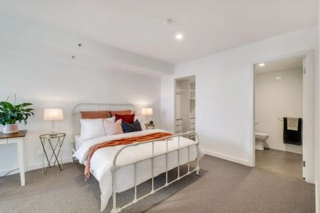 CONTEMPORARY INNER-CITY LIVING WITH BRILLIANT VIEWS! - Photo 5