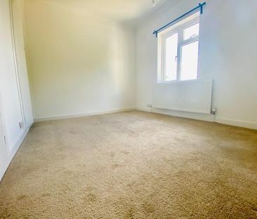 Little Close - Photo 5