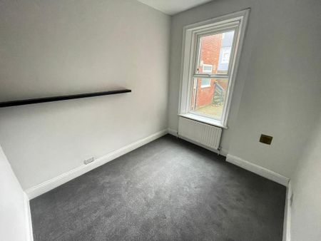 2 bedroom ground floor flat to rent - Photo 2
