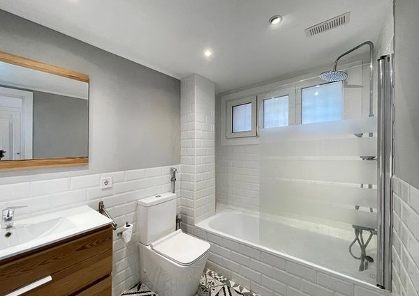 Elegante apartamento con terraza, piscina, vistas al mar, parking, 3 dormitorios. San Agustin, Palma.