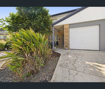 SPACIOUS AND BEAUTIFULLY PRESENTED TOWNHOME - Photo 5