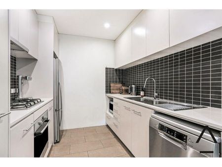 Bright, Tranquil, and Expansive Residence - 6 months lease only - Photo 2