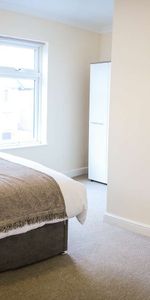 More Heart Than The Average House Share - Photo 3