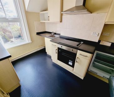 1 Bedroom Flat to Rent in Flat 1, High Street, Rushden, Northants, ... - Photo 3