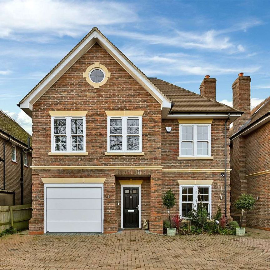 Family home on a gated development in the sought after Richings Park area, less than half a mile from the station. - Photo 1